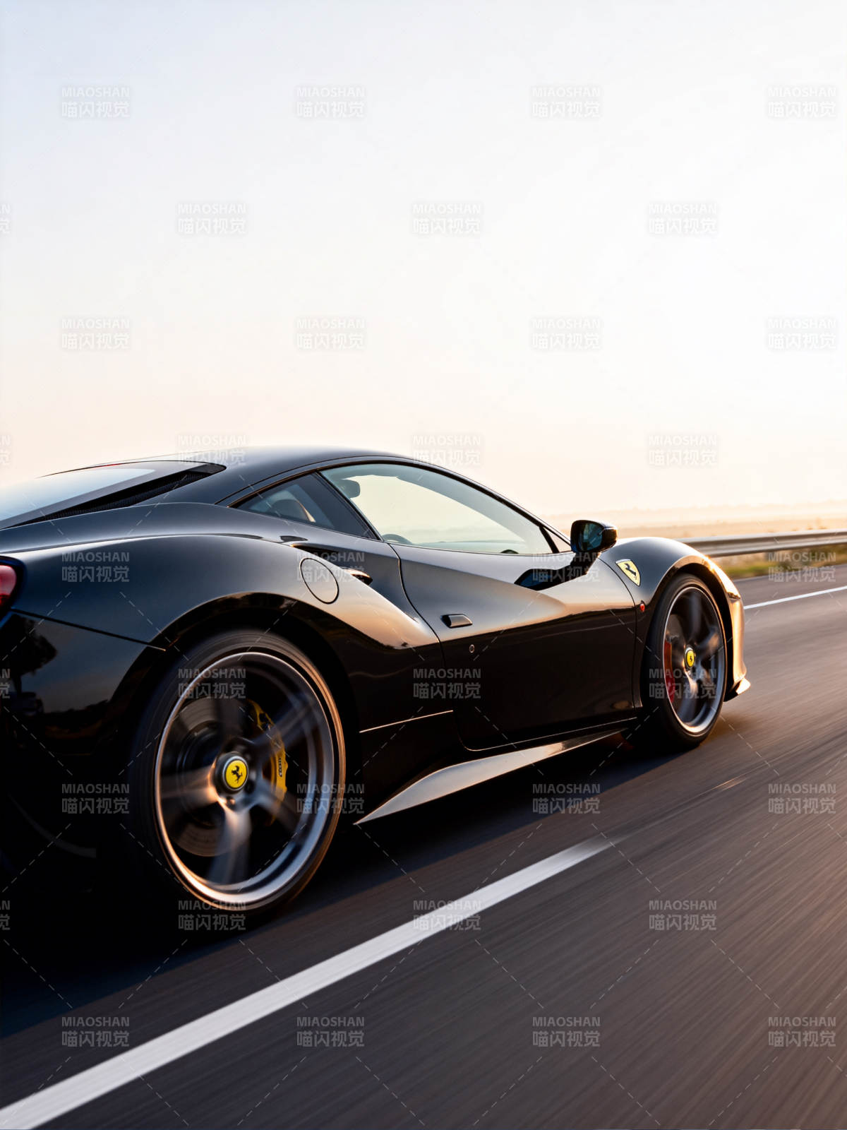 疾驰的黑色跑车图片