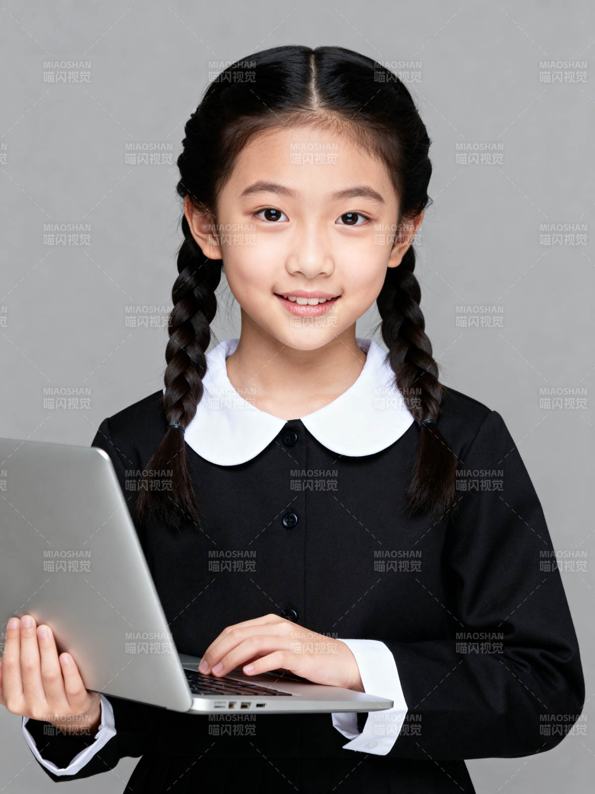 小女孩用笔记本电脑图片