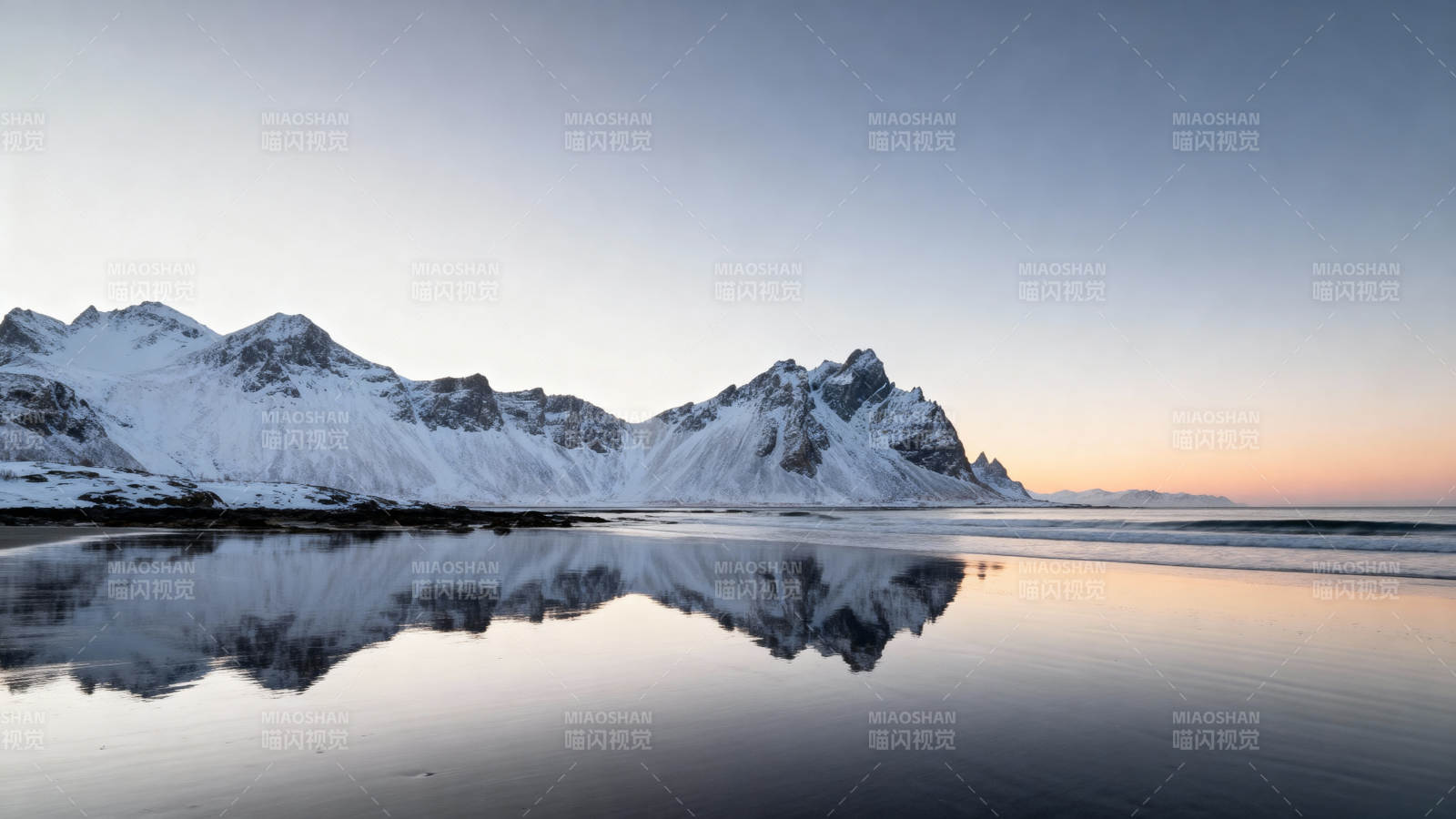 雪山倒影湖面图片