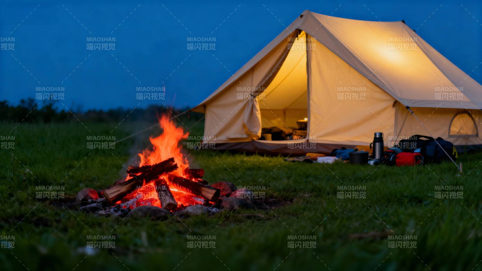 篝火旁的温馨帐篷图片