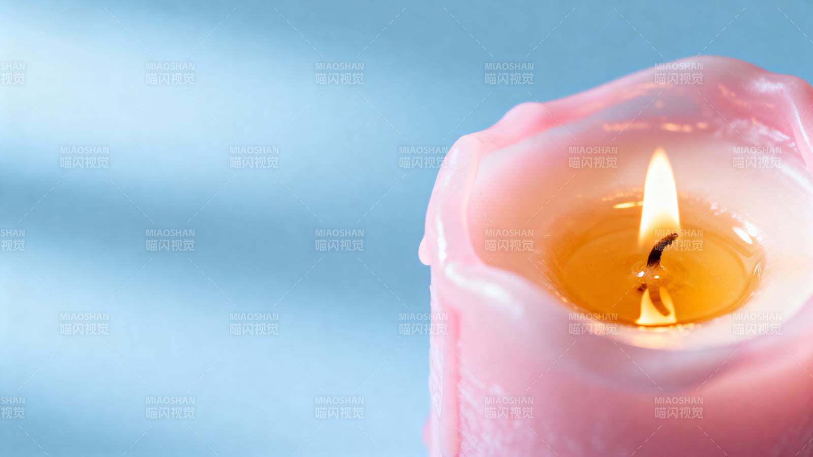 粉红蜡烛轻燃图片