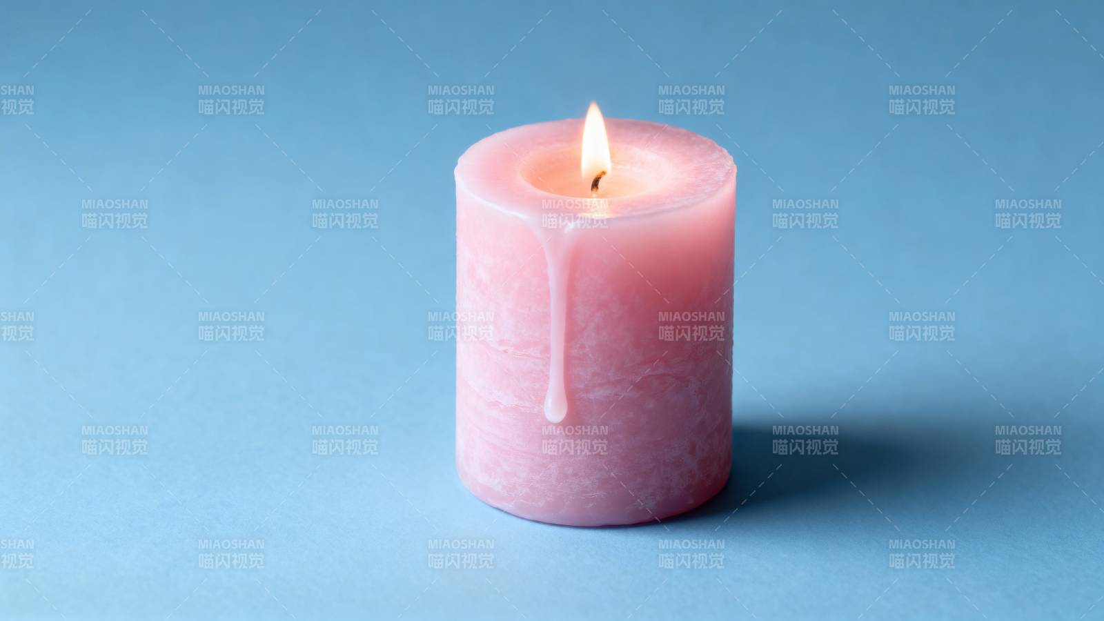 粉色蜡烛燃烧中图片