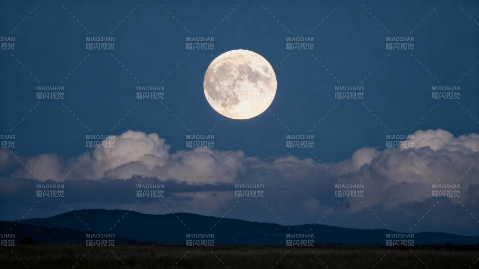 明月高悬夜空图片