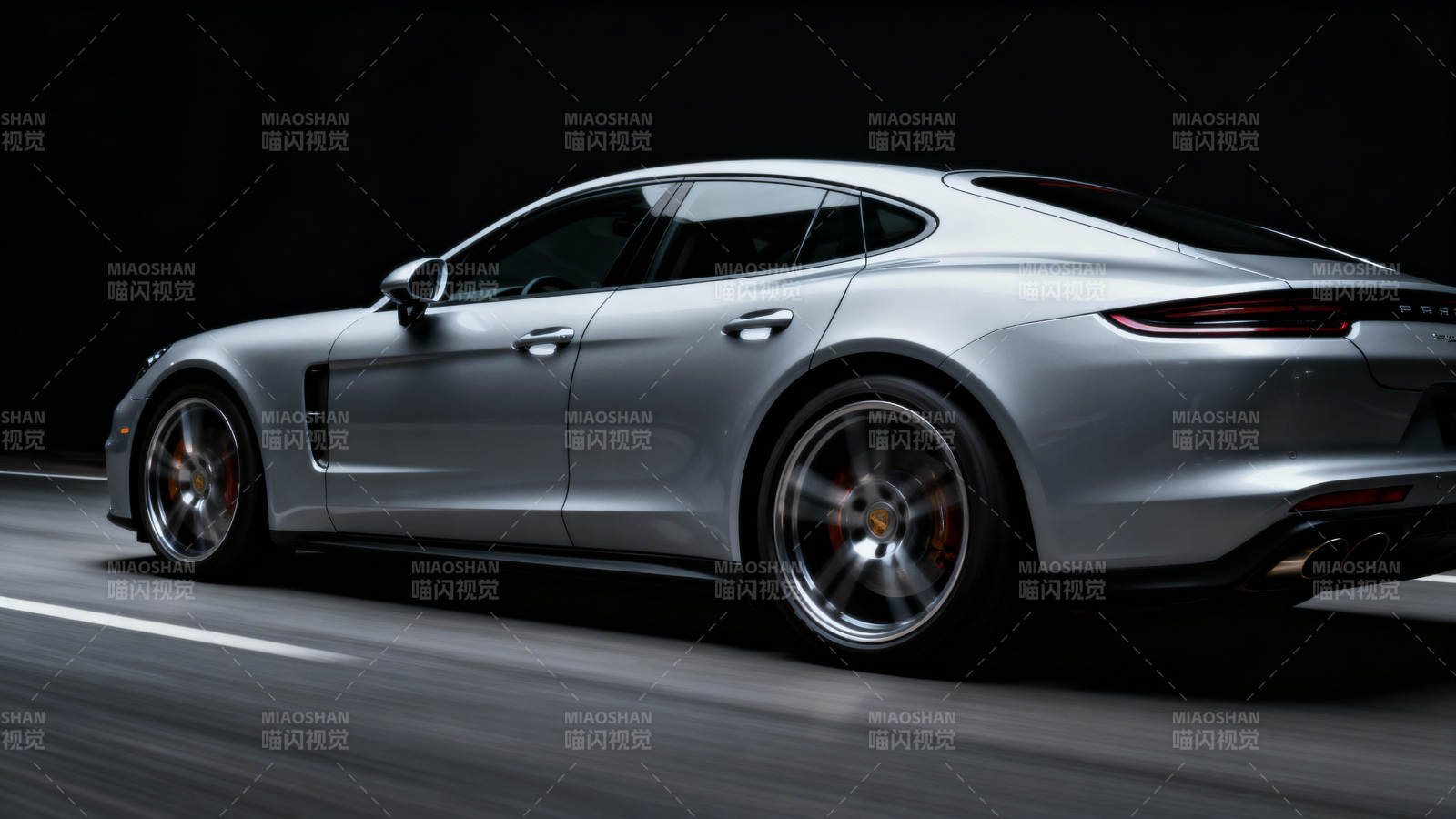 银色跑车疾驰夜路图片