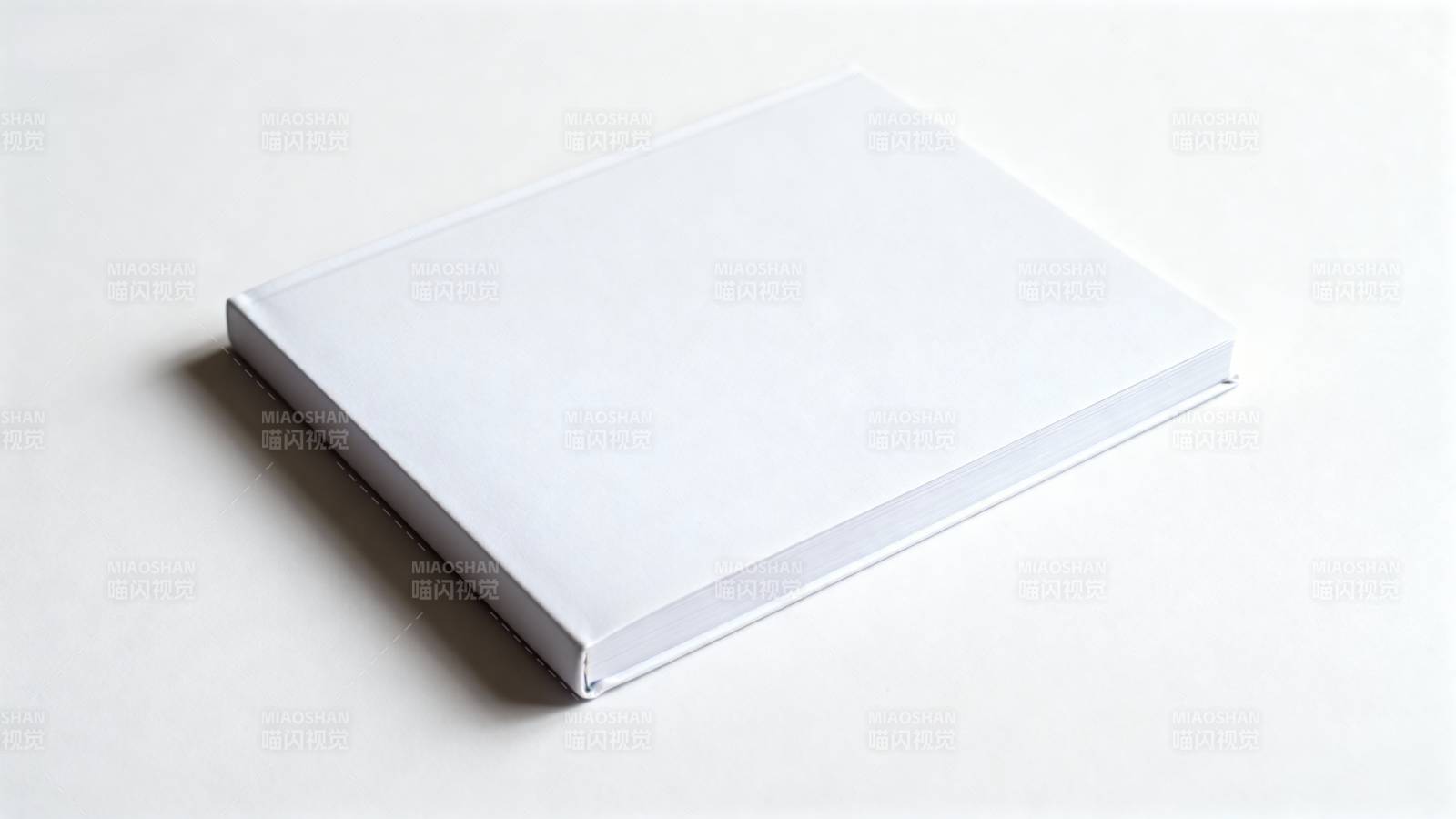 纯白书本静置图片