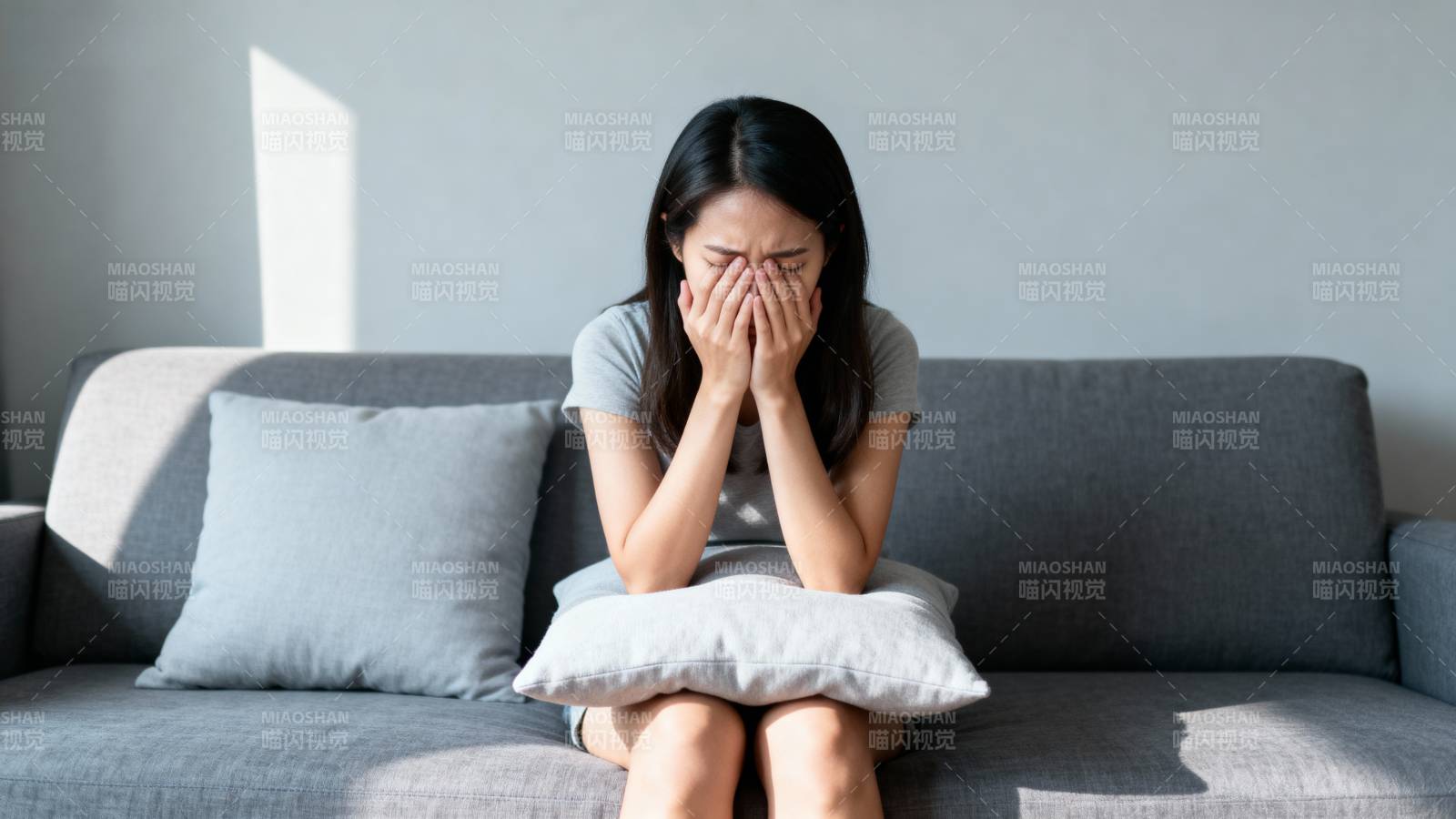 女子沙发掩面哭泣图片