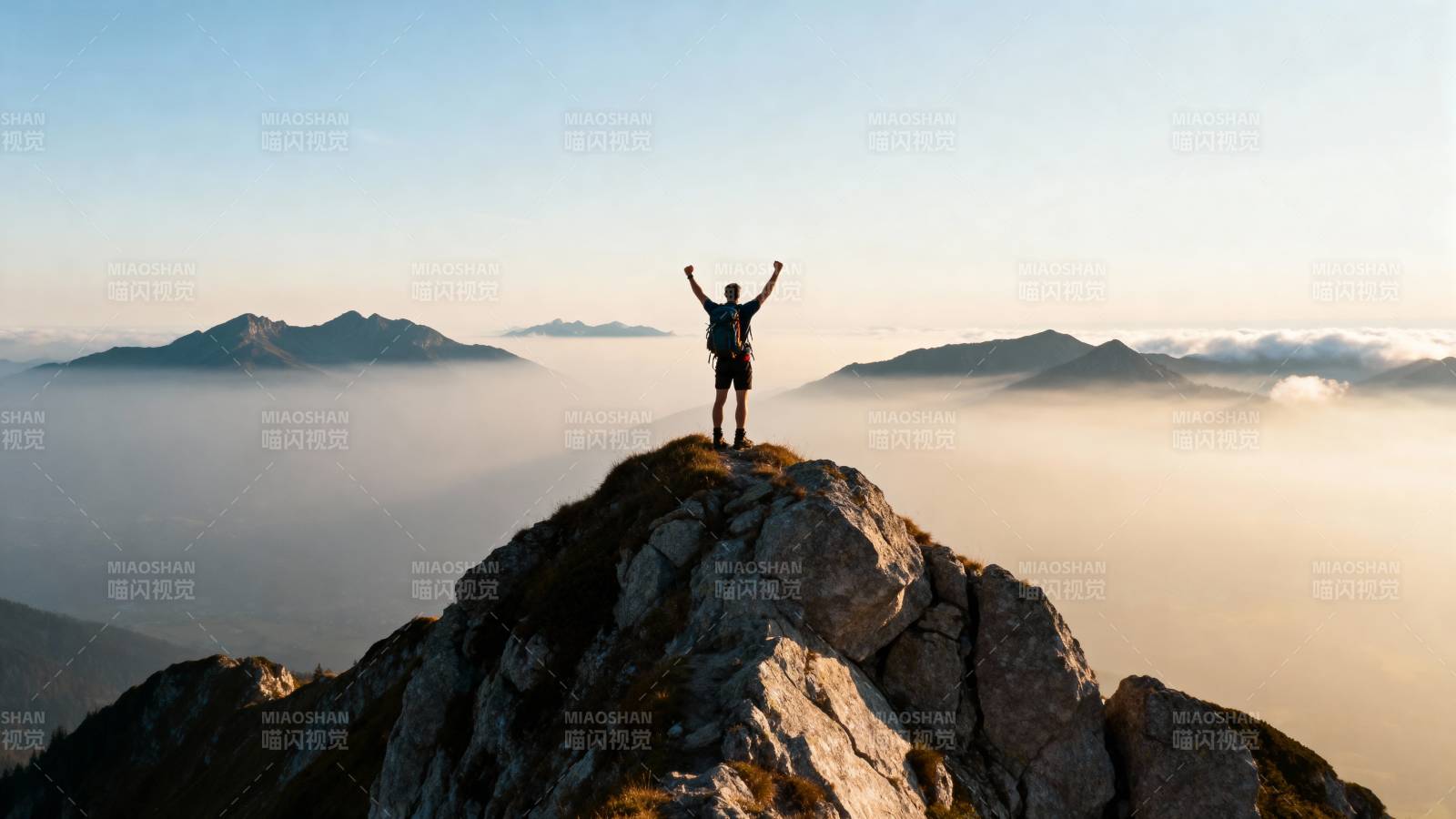 登顶云海之上图片