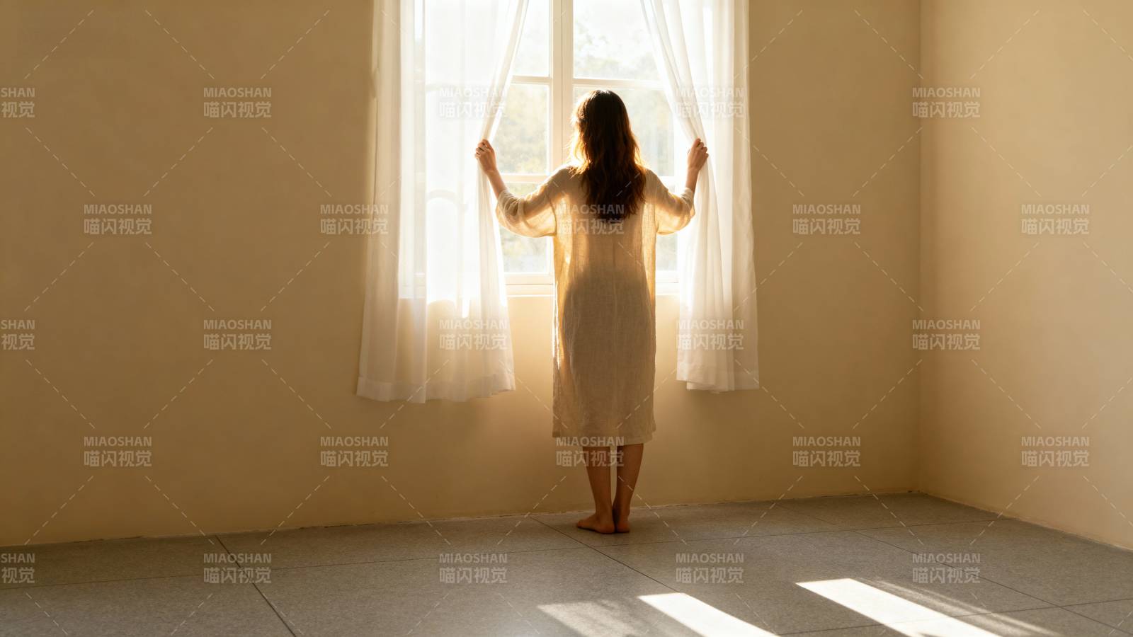 晨光中的女子图片