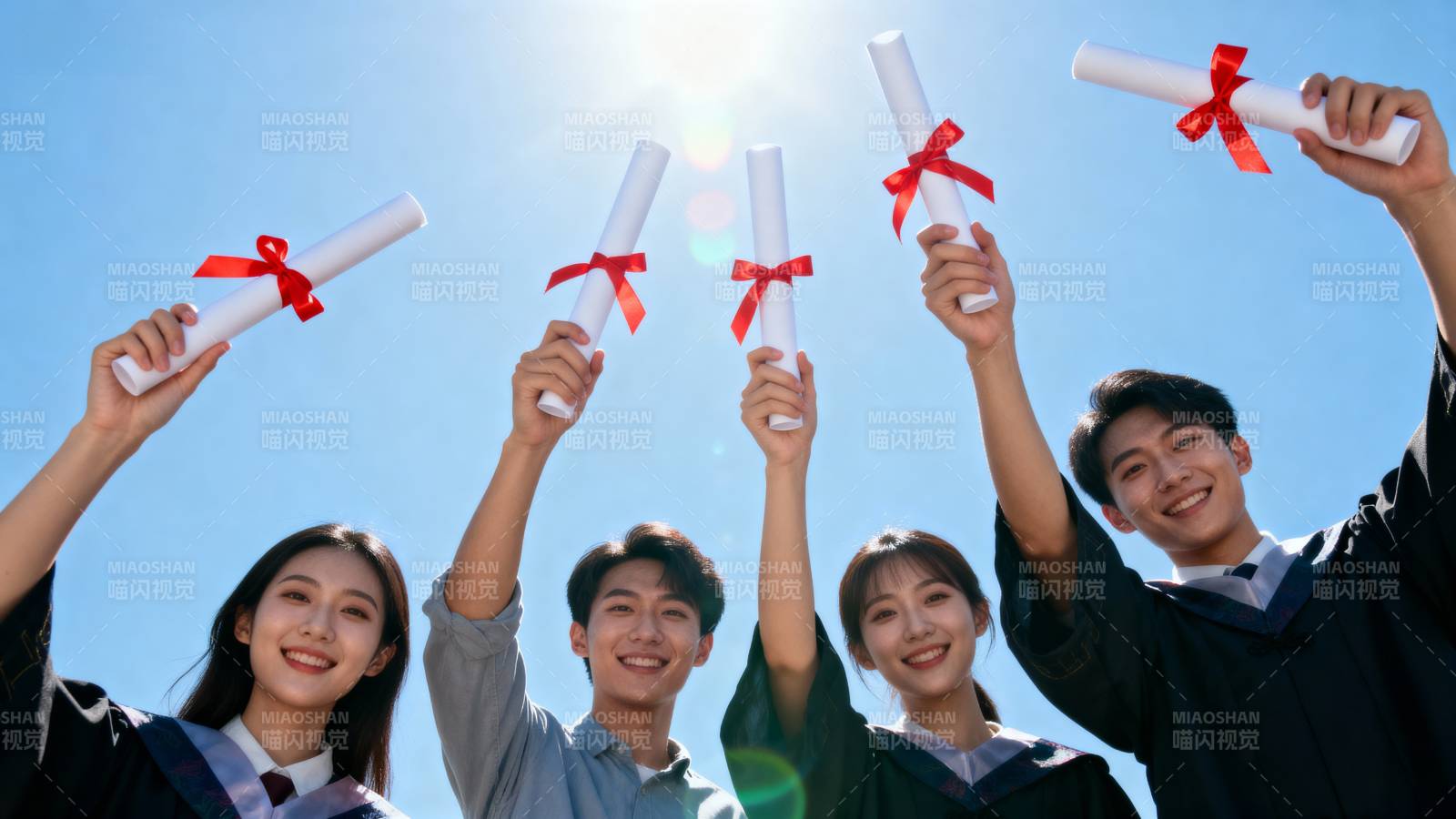 毕业欢庆时刻图片