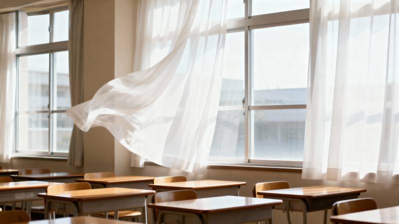 教室窗边飘动的窗帘图片