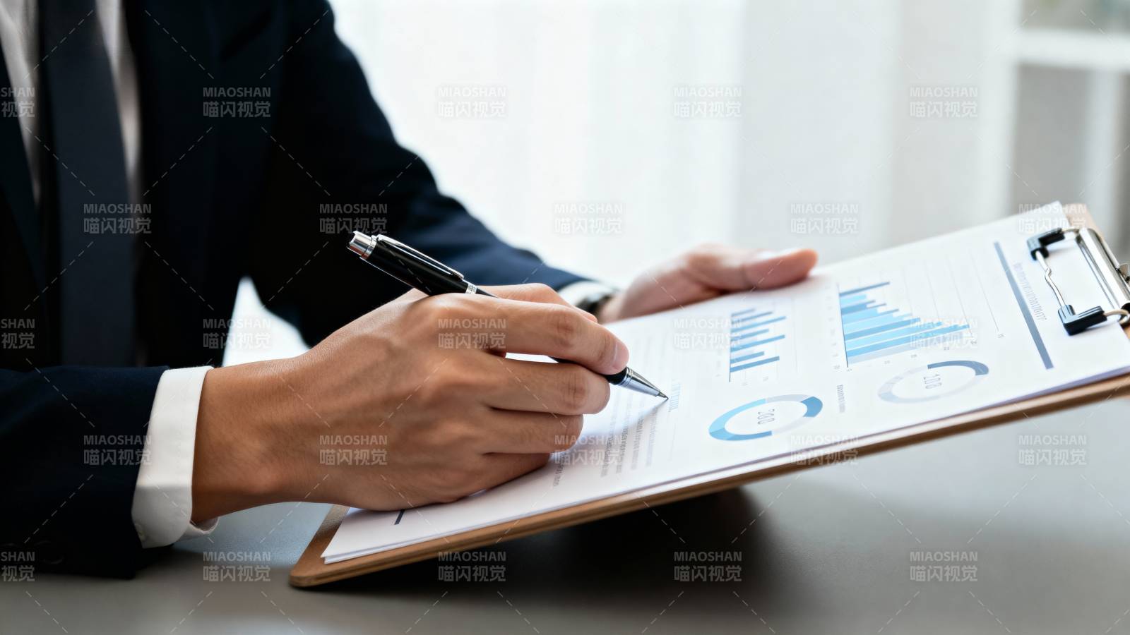 商务人士签署文件图片