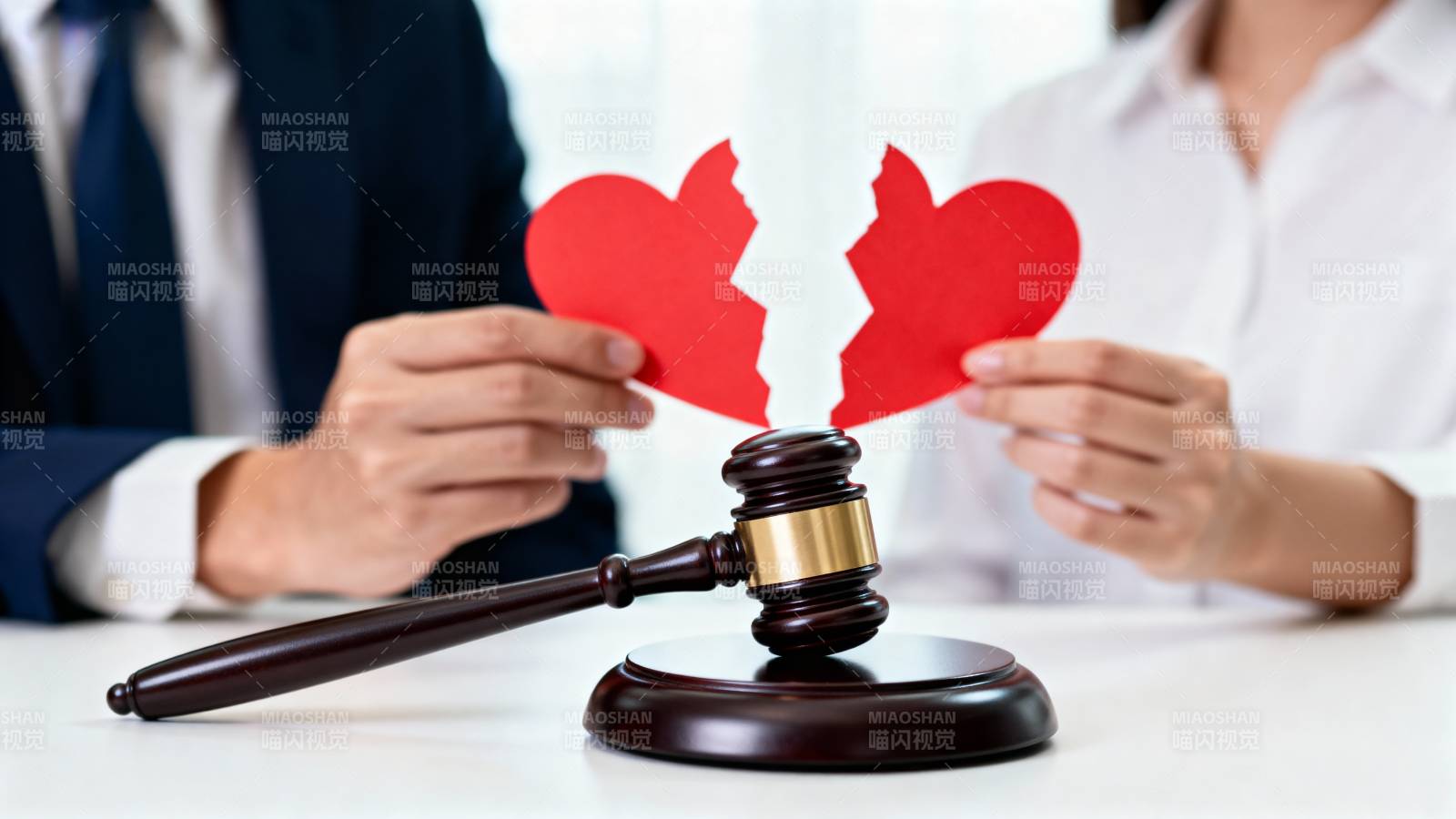 离婚诉讼现场图片