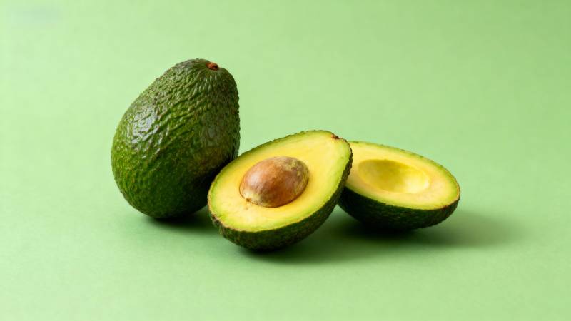 新鲜牛油果切开展示图片