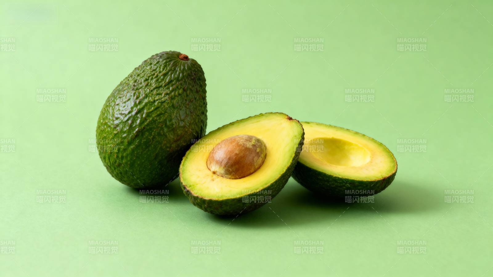 新鲜牛油果切开展示图片