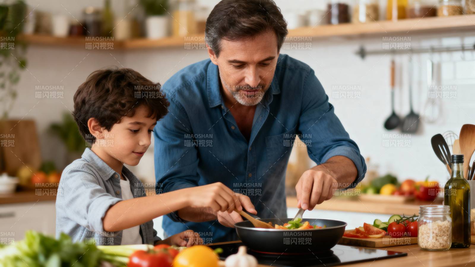 父子共烹美味佳肴图片