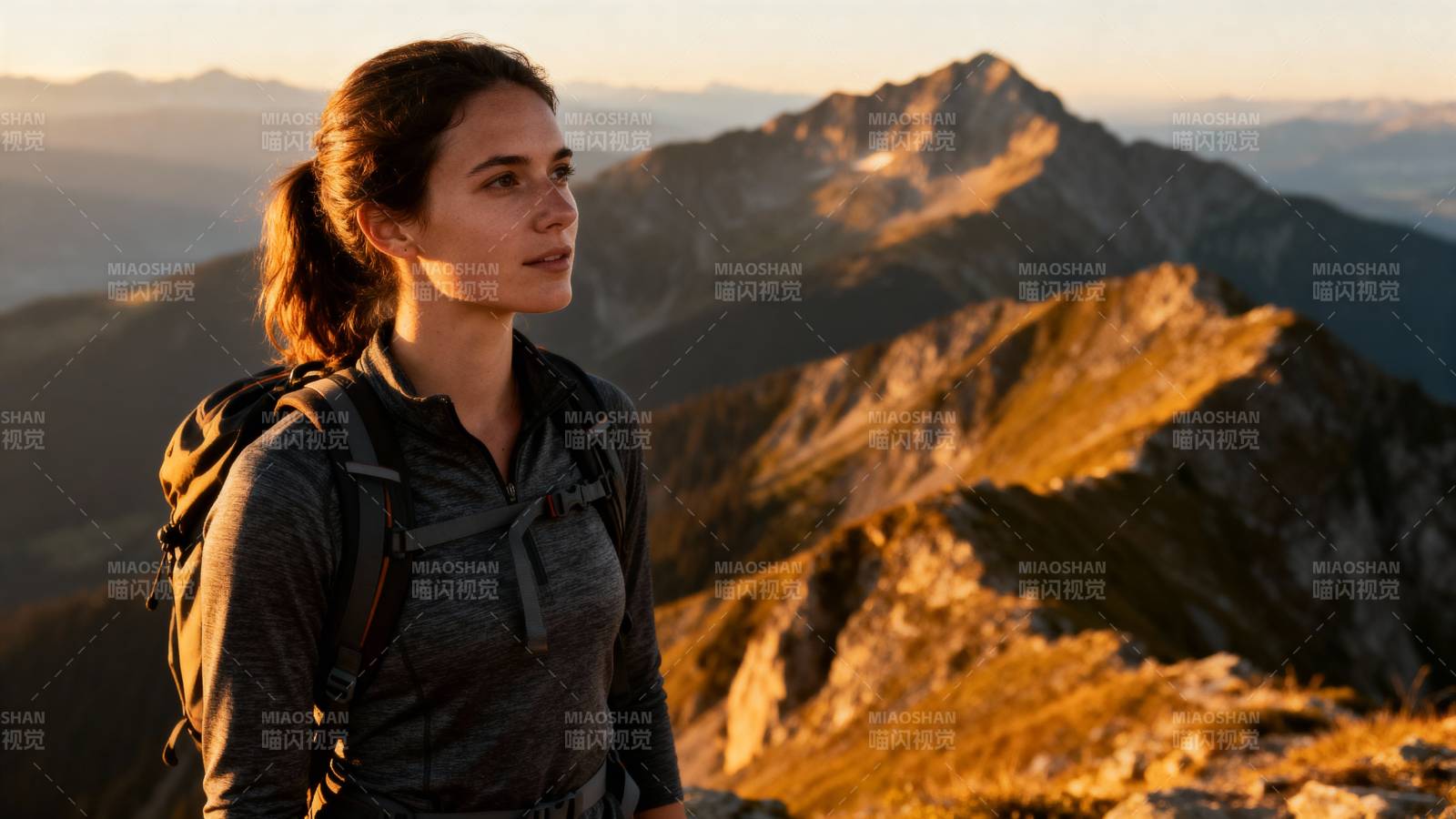 山巅远眺 心向远方图片
