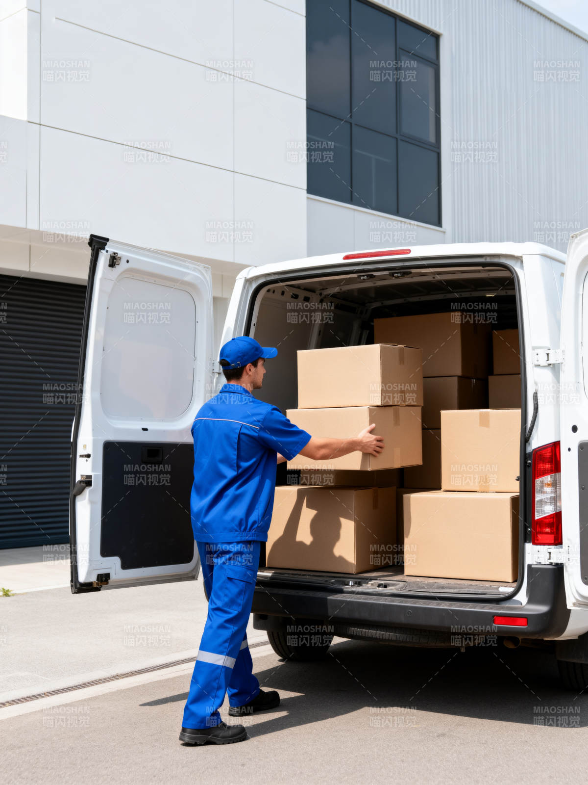 快递员装卸货物图片