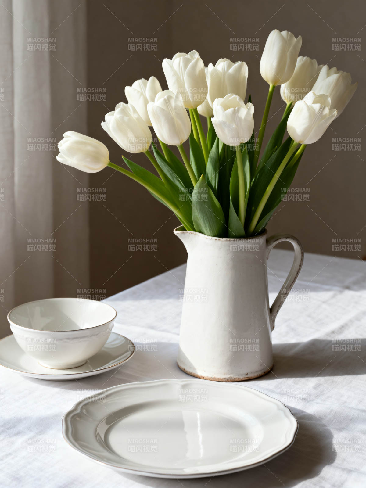 白郁金香静物图片