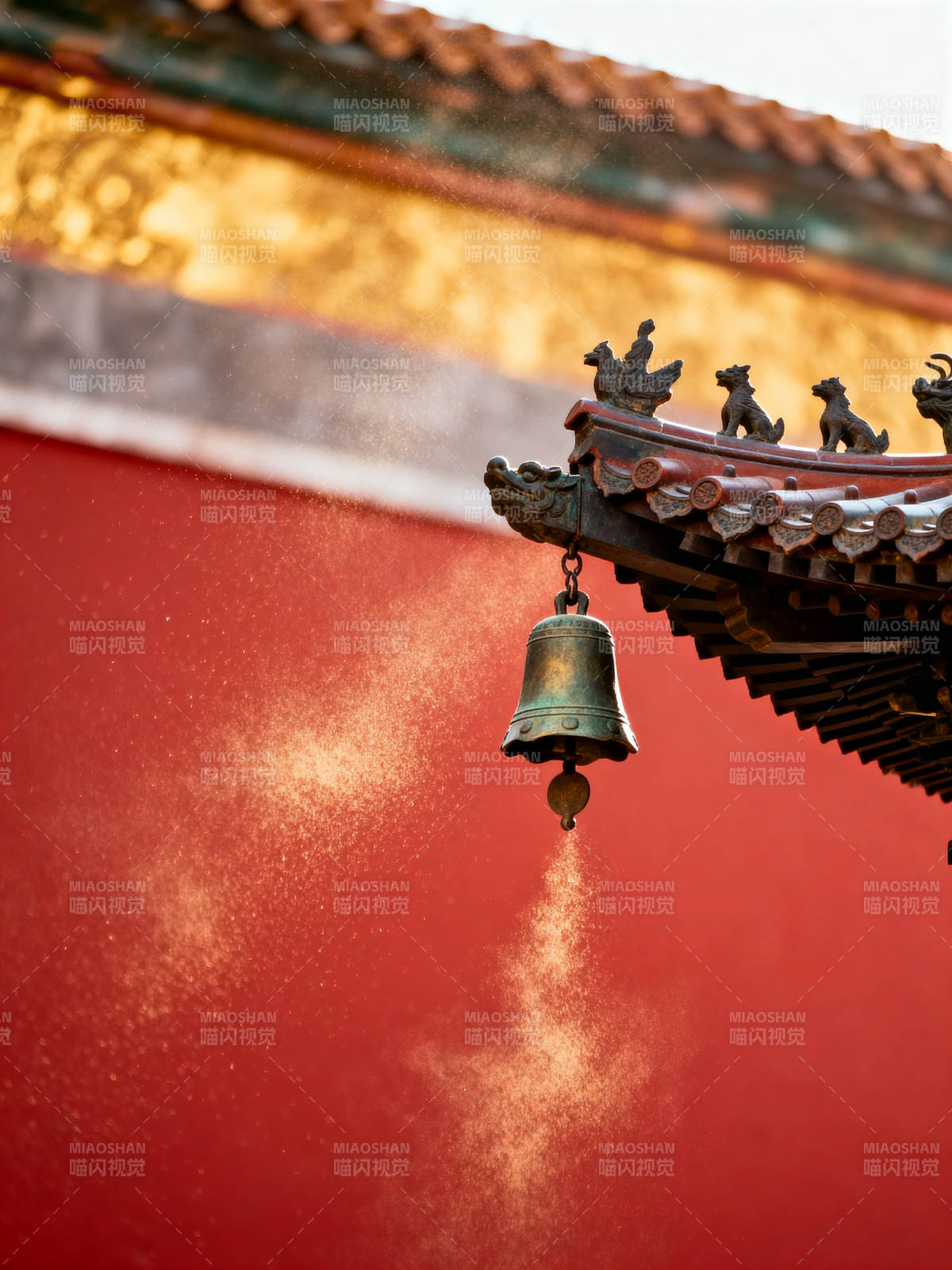 古檐铜铃映红墙图片