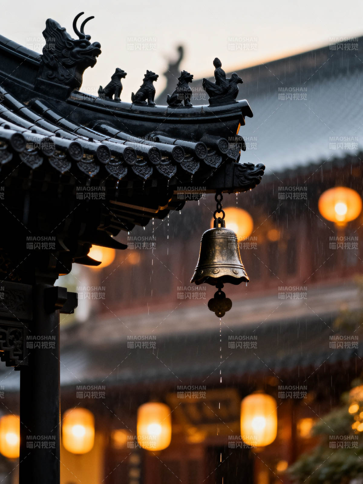 雨中古寺钟声图片