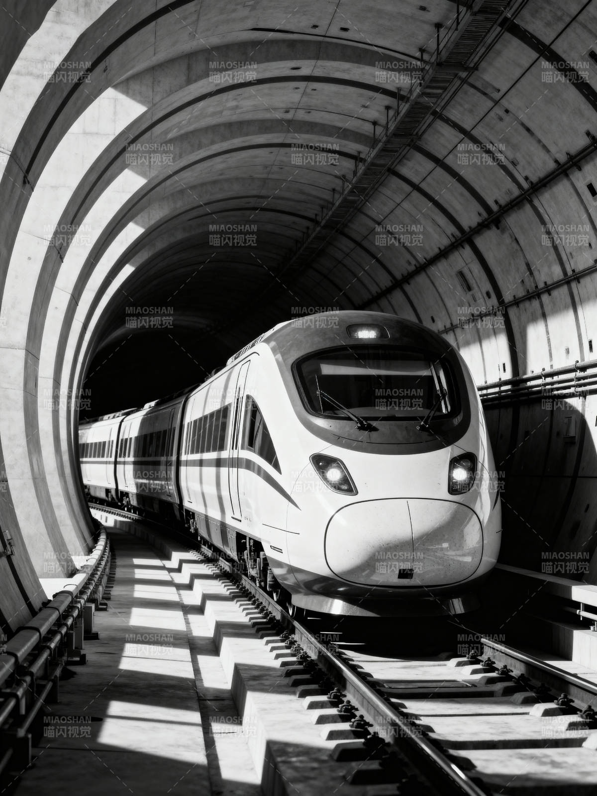 隧道中的高速列车图片