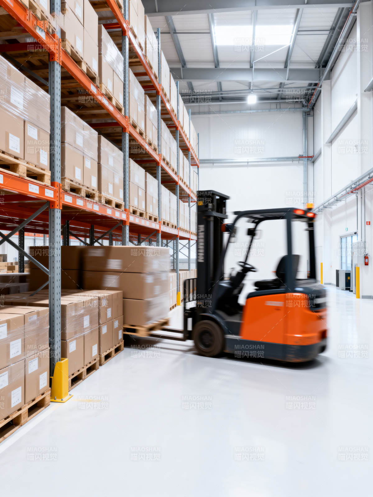 仓库叉车作业场景图片