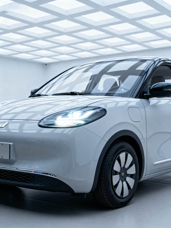 现代简约电动轿车图片