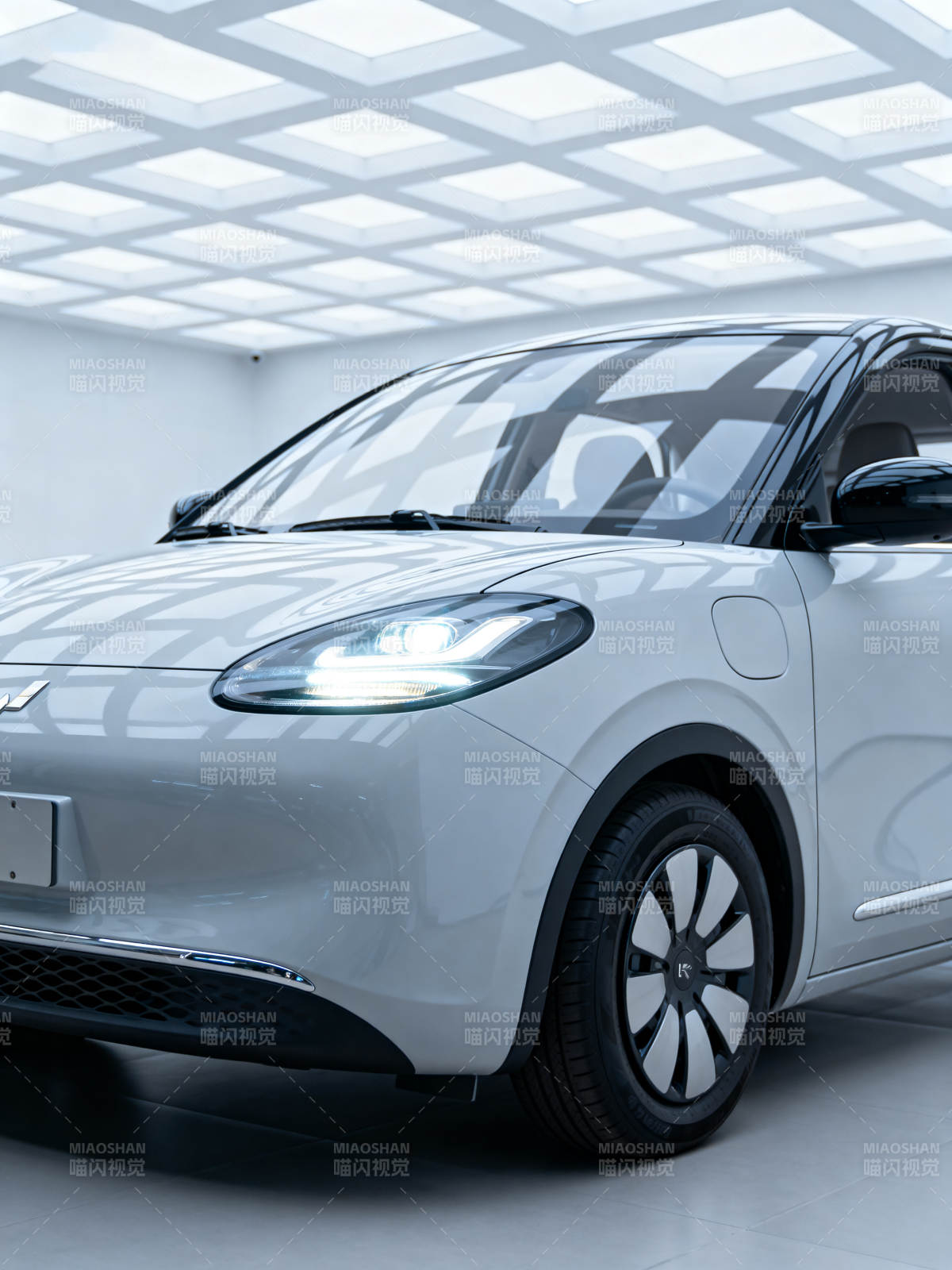 现代简约电动轿车图片