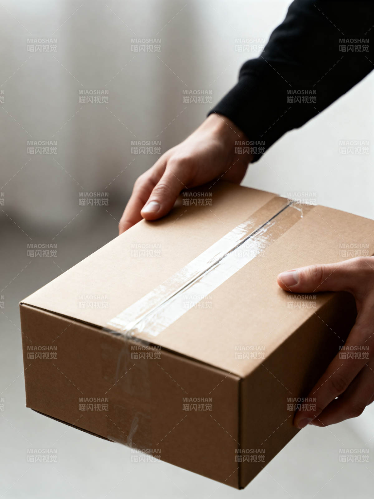 双手递送包裹图片