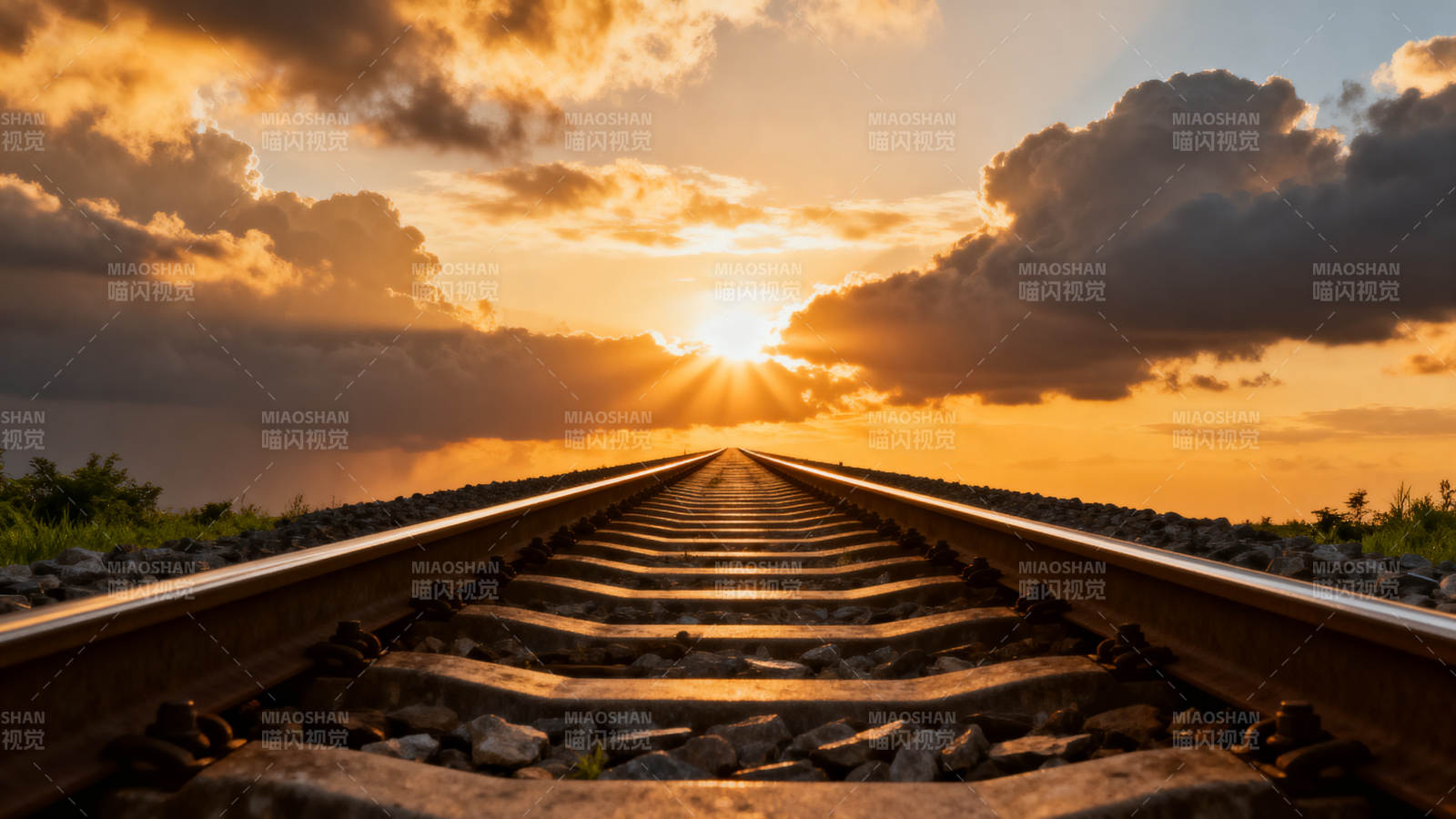 铁轨尽头的夕阳图片