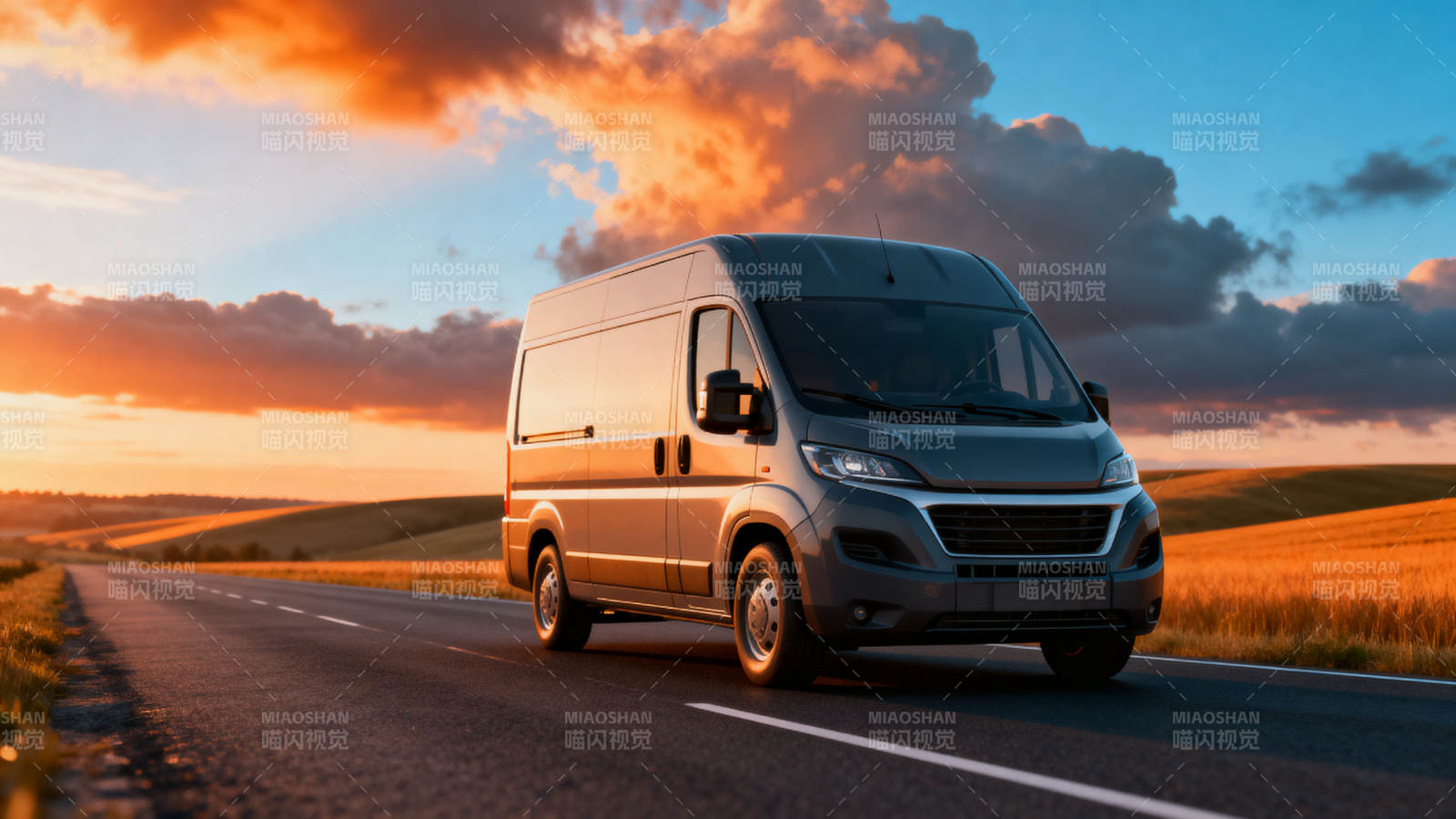 商务车驰骋乡间路图片