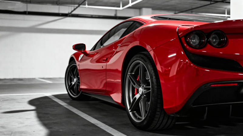 红色跑车停在车库图片