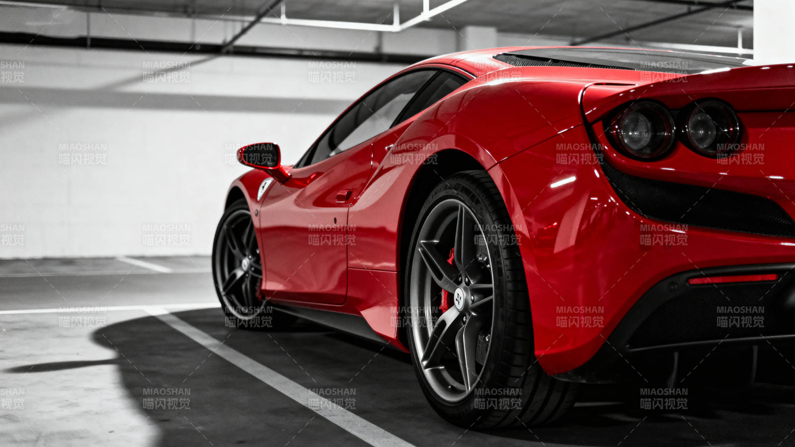 红色跑车停在车库图片