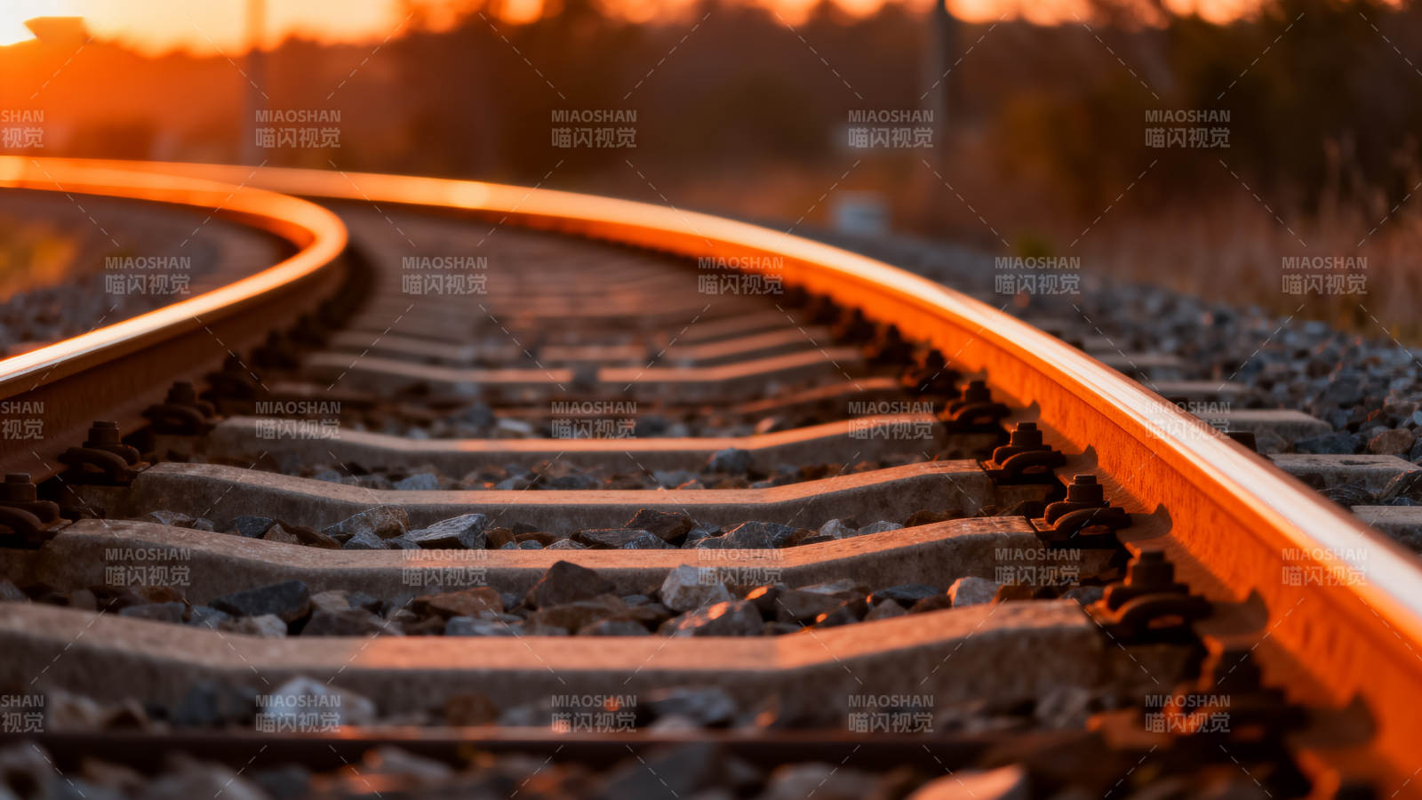 夕阳下的铁轨图片