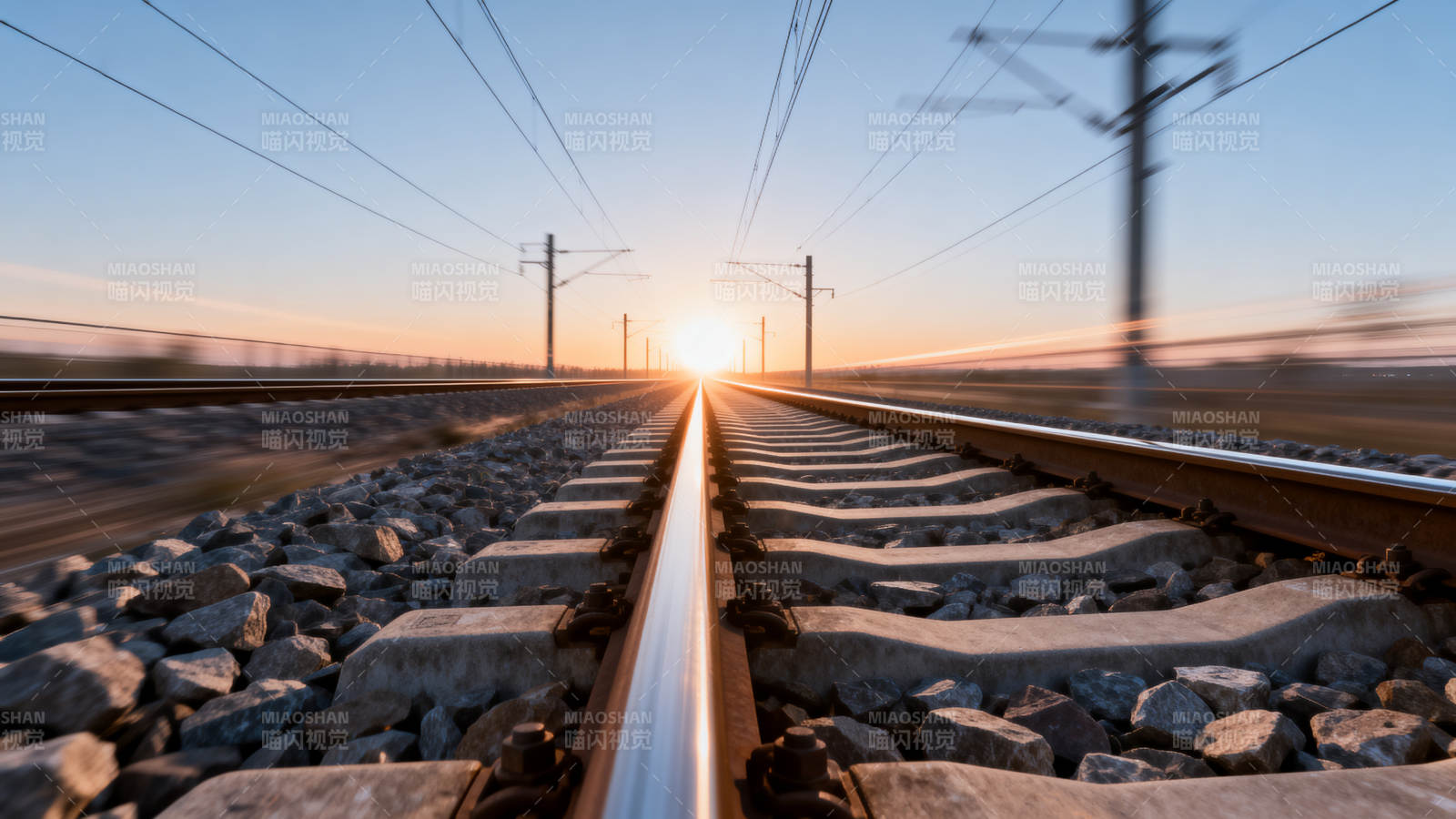 铁轨延伸向远方图片