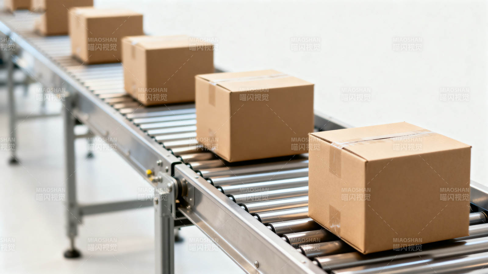 传送带上的纸箱图片
