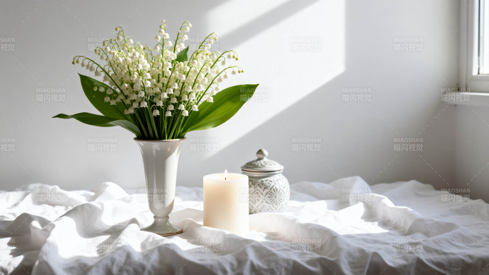 窗边花影静谧图片