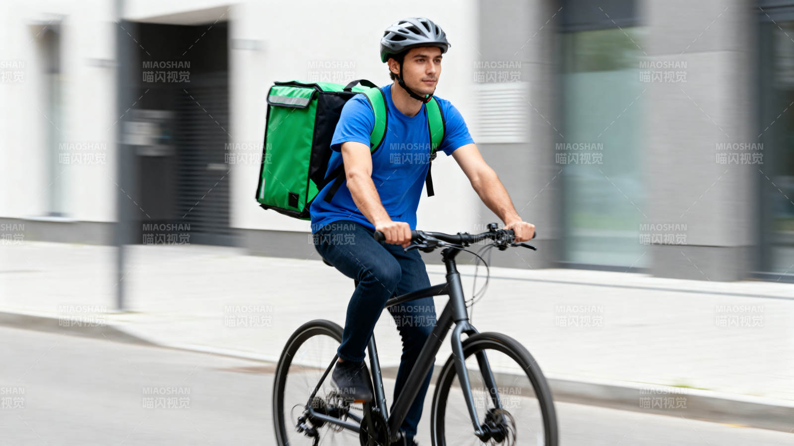 骑手送餐中图片