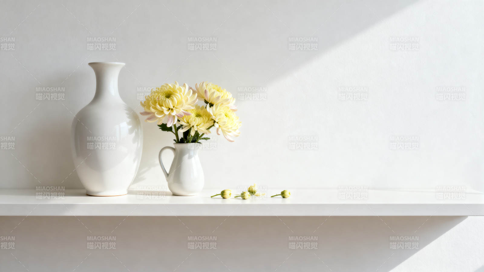 白瓶黄花静谧美图片