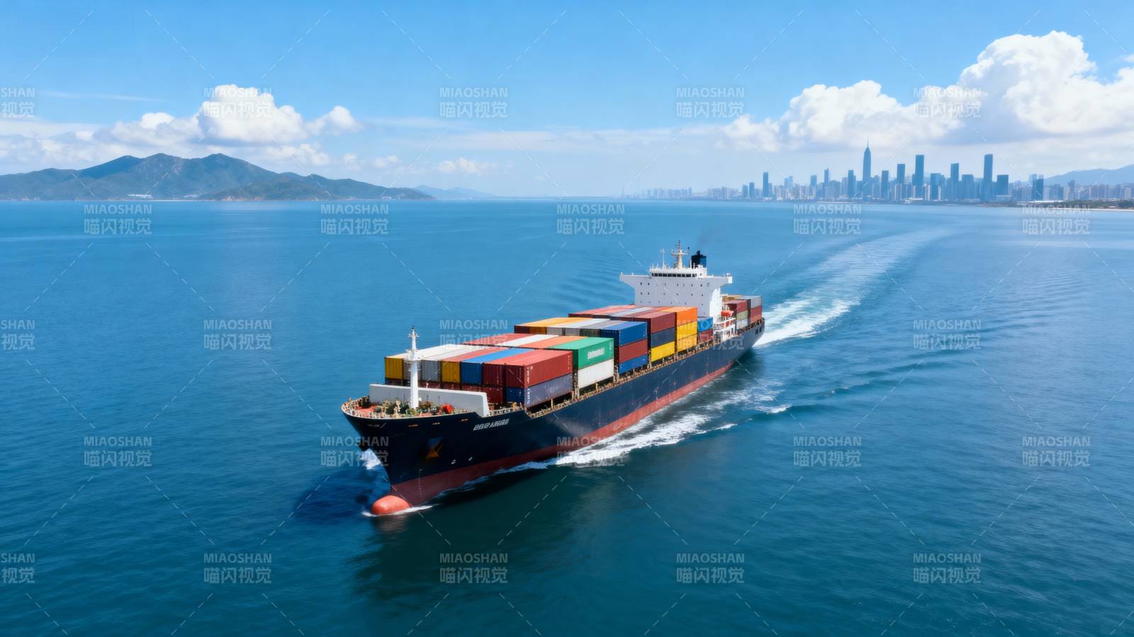 货轮驶向城市天际线图片