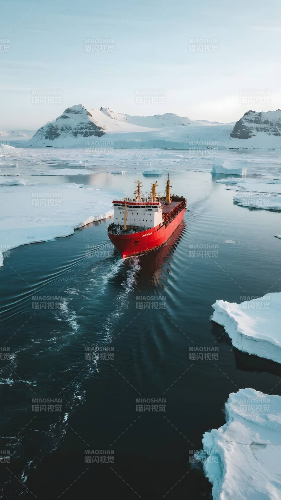 破冰船穿行极地图片
