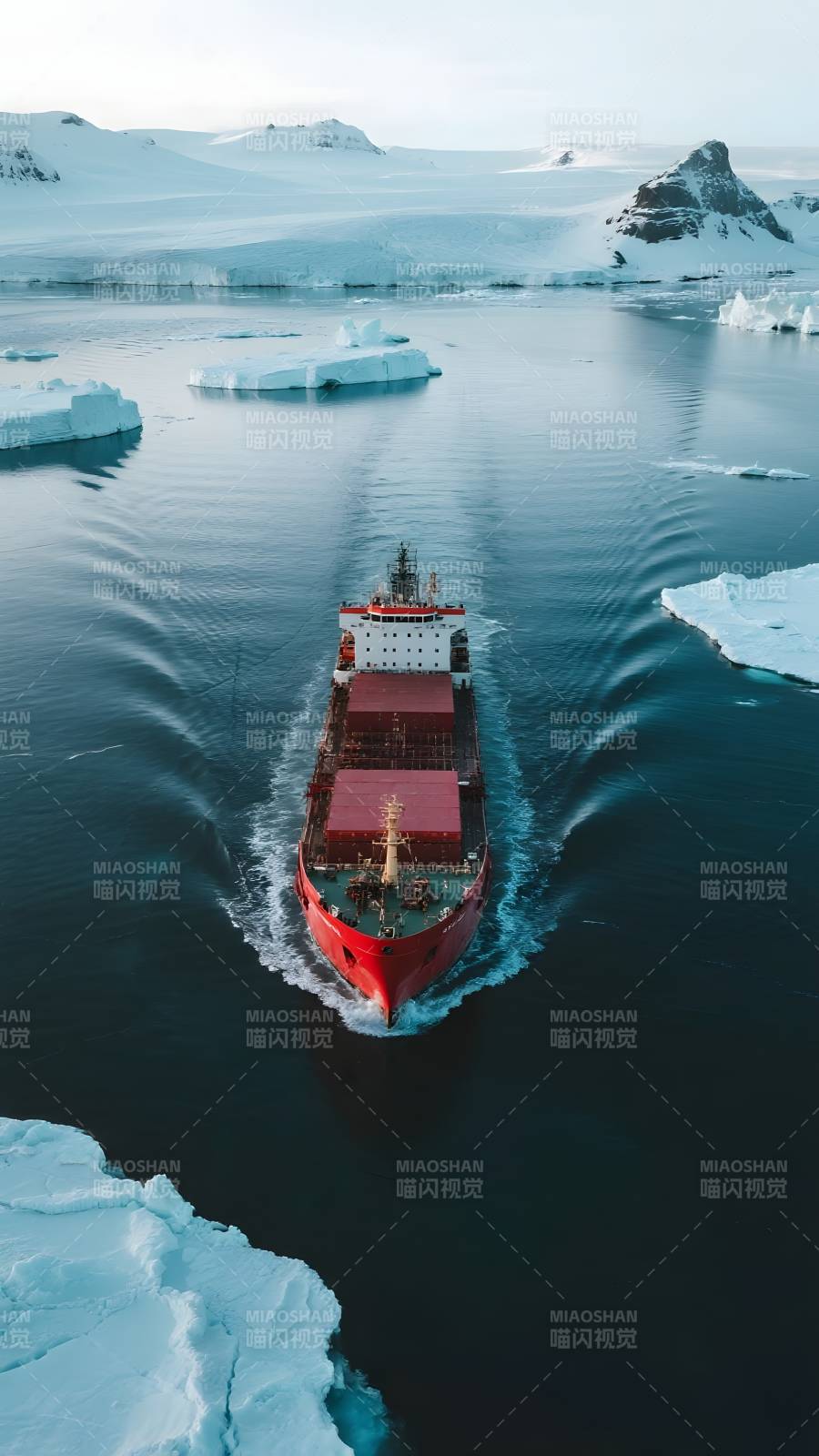 极地破冰船航行图片