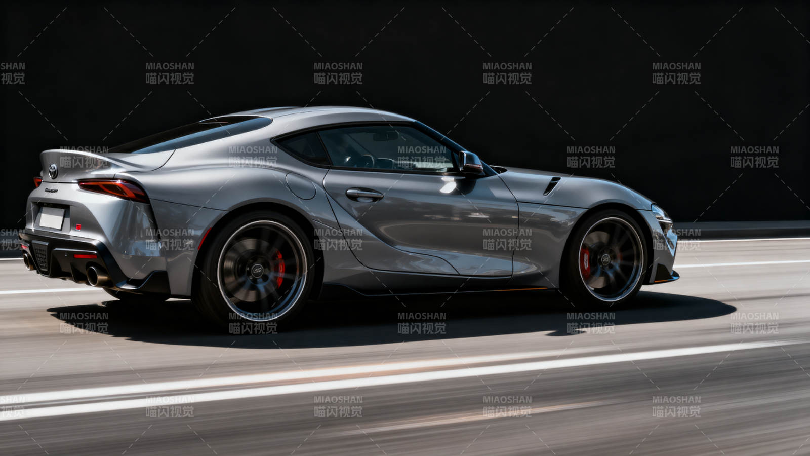 银色跑车疾驰路中图片