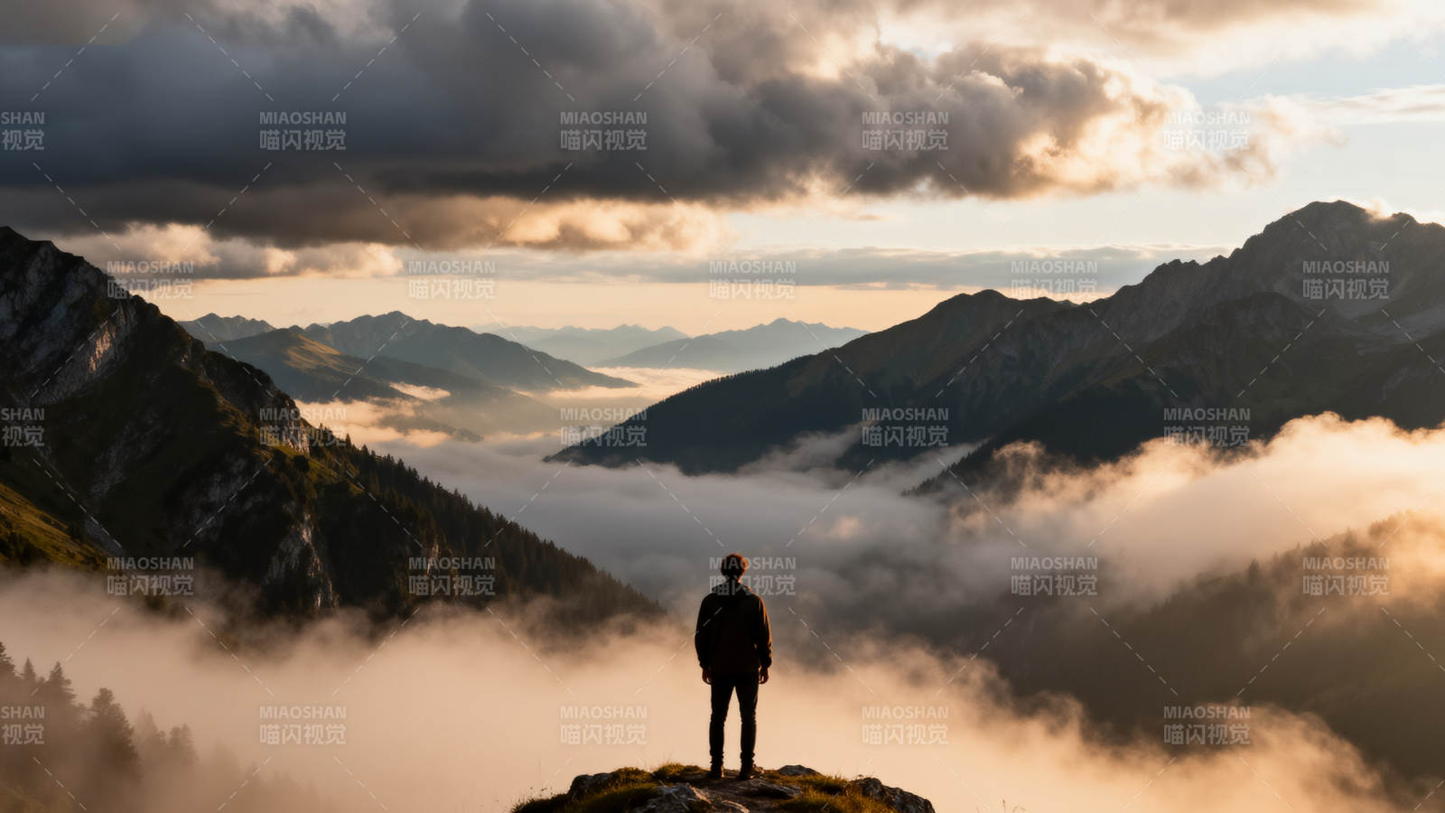 云海之巅 一人独望图片