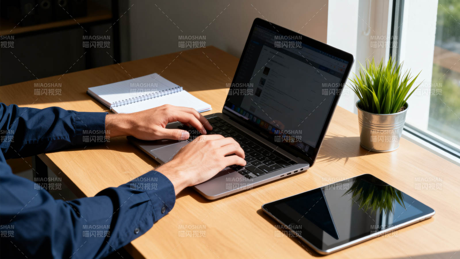 办公桌前专注工作图片