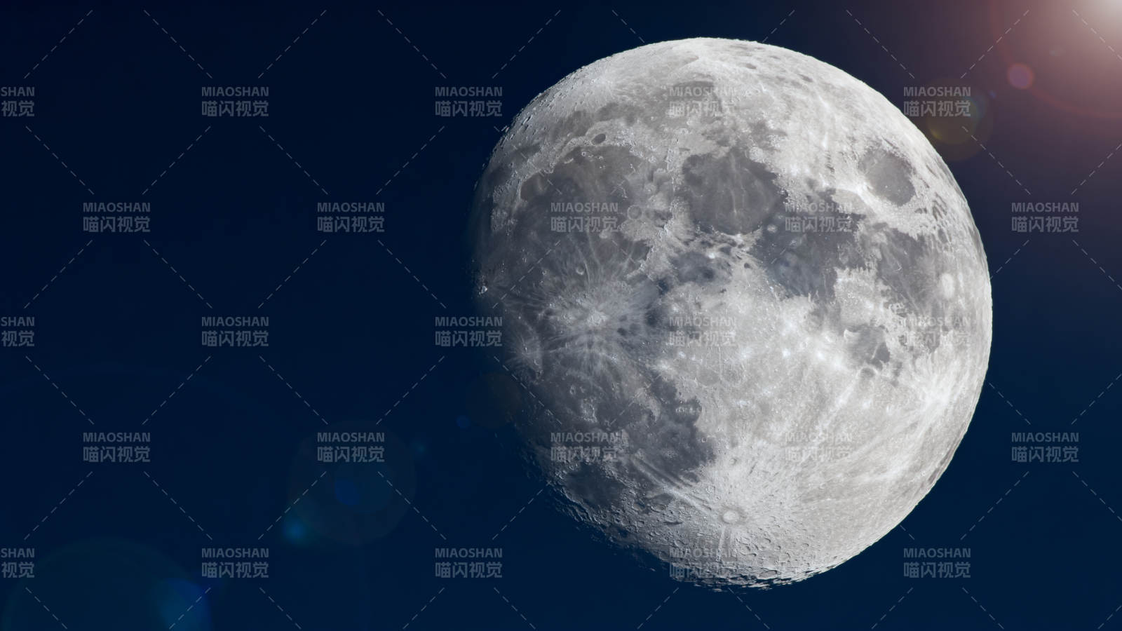 明月高悬夜空图片