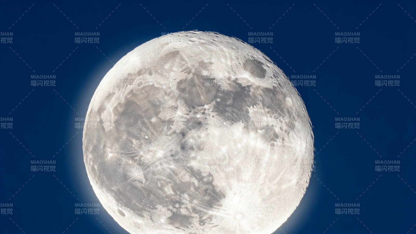 皎洁明月夜空图片