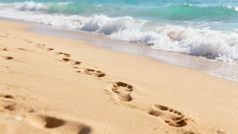 沙滩足迹与海浪图片