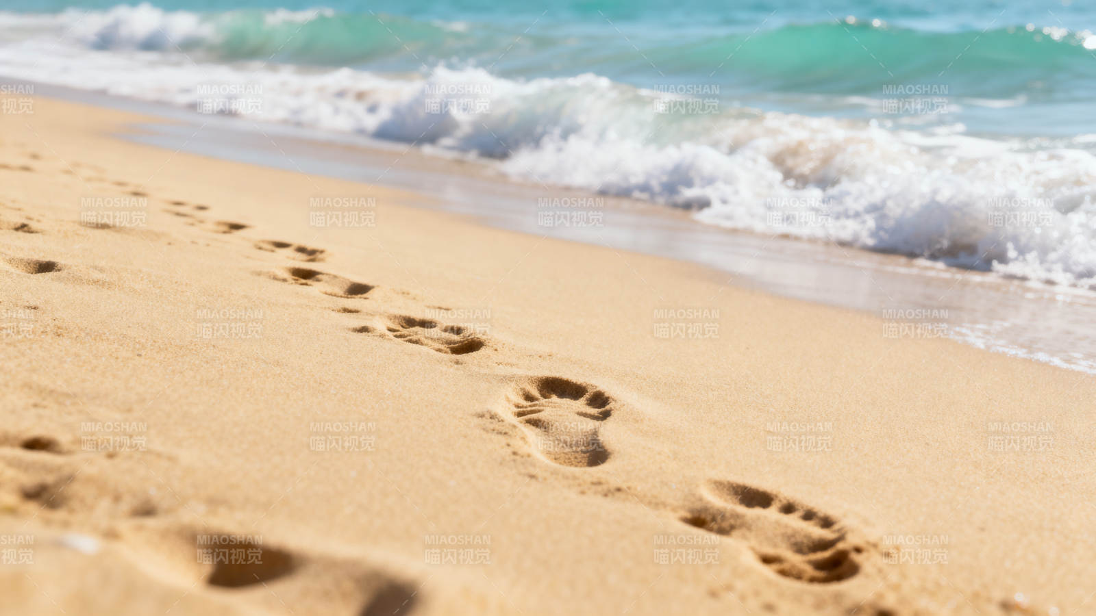 沙滩足迹与海浪图片