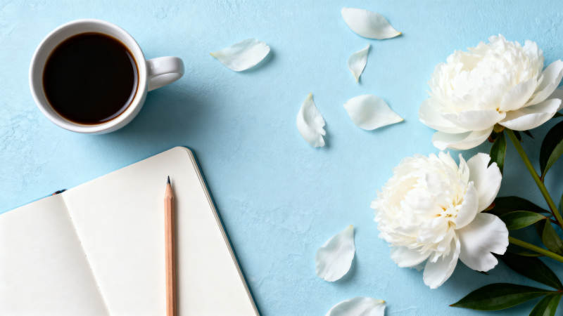 咖啡与花的静谧时光图片